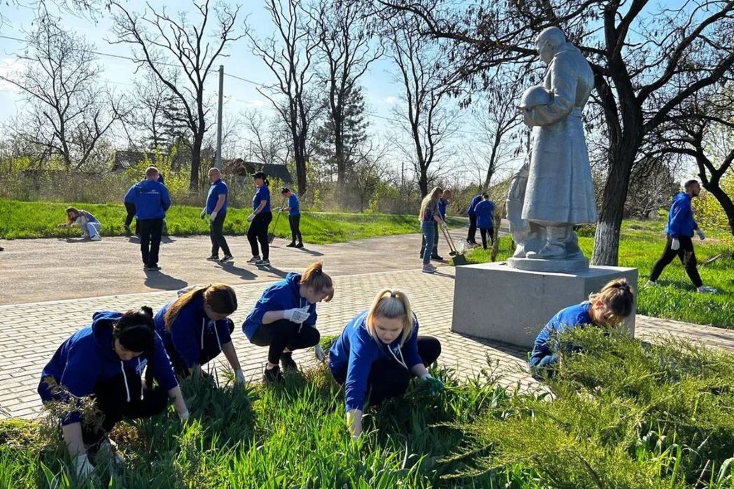 Активисты «Единой России», МГЕР и «Волонтеры Победы» провели субботники по благоустройству военных памятников